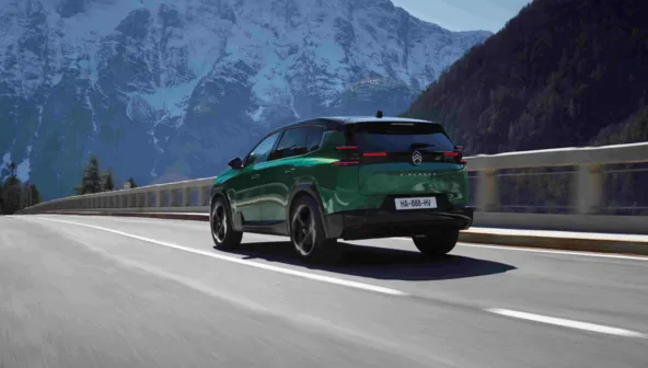 NOVI C5 AIRCROSS PONUJA BREZSKRBNO VOŽNJO Z VEČ PROSTORA, UDOBJA IN TEHNOLOGIJ, ZDAJ NA VOLJO TUDI V ELEKTRIČNI RAZLIČICI